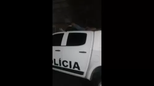 Adolescente dorme em cima de viatura da PM, homem filma e ambos são detidos