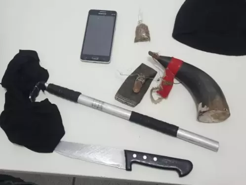 Dois são detidos com peixeira e pólvora próximos a ônibus que levava estudantes para fazer prova do Enem