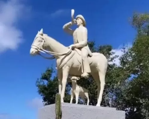 Inserção de estátua do 'Cachorro Trigueiro' em obra construída em 1973 gera polêmica em Serrita