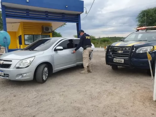 Homem compra carro roubado em feira e é detido pela PRF