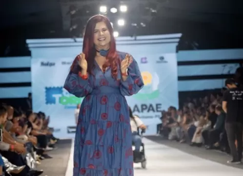 A deputada Gleide Ângelo abre a primeira noite de desfiles do Festival do Jeans de Toritama