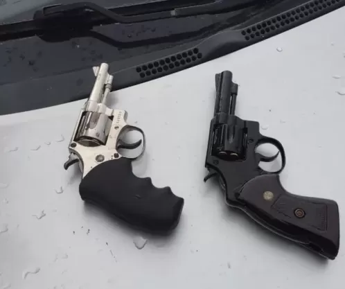 Policial penal reage a tentativa de assalto e mata a tiros dois homens armados