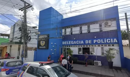 Mulher morde policiais, chuta viatura da PM e é detida após confusão durante evento