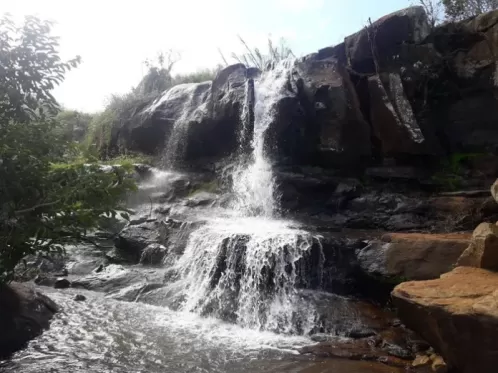 Ao tentar tirar foto, estudante escorrega e morre em cachoeira