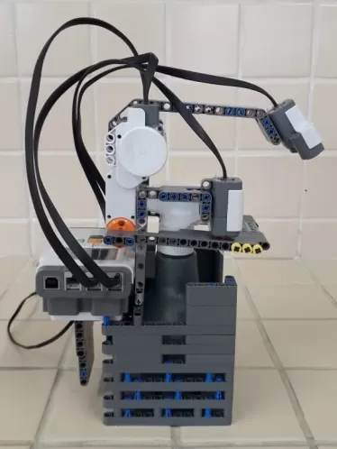 Professor de física cria robô para combater o contágio pela Covid-19