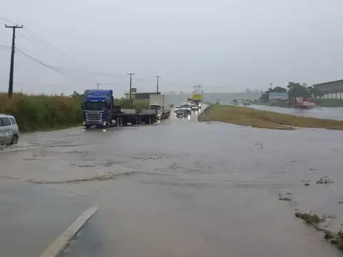 Chuvas provocam alagamento na BR-232, em Vitória de Santo Antão