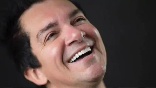 Quem é Regis Danese, cantor que sofreu acidente de carro e está em estado grave