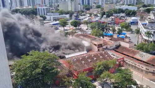 Incêndio toma conta do Mercado da Encruzilhada, na Zona Norte do Recife, neste domingo (3)