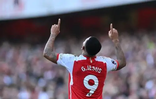 Arsenal vence Manchester United com gols de Rice e Gabriel Jesus nos acréscimos