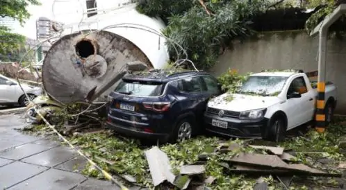 Caixa d'água de supermercado desaba no Recife, assustando moradores e deixando prejuízos