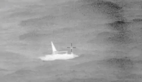 Força Aérea resgata criança de 5 anos e casal de veleiro à deriva em Portugal