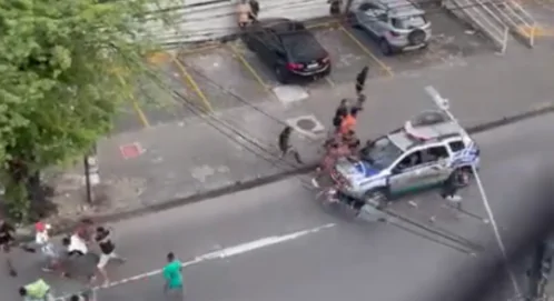 Viatura atropela grupo de pessoas para conter confusão na Zona Sul do Recife