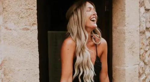 Influenciadora que mostrava rotina do tratamento contra câncer morre aos 35 anos, nos EUA