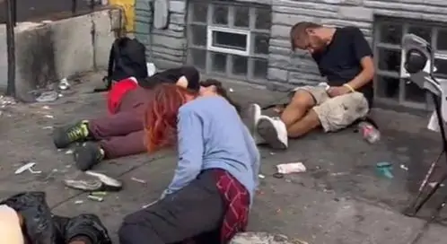 Vídeo viraliza ao mostrar impacto de "droga zumbi" nos EUA; assista