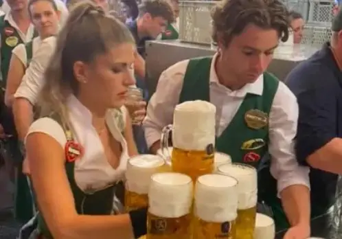 Garçonete viraliza ao carregar e servir 13 litros de cerveja ao mesmo tempo, em Munique