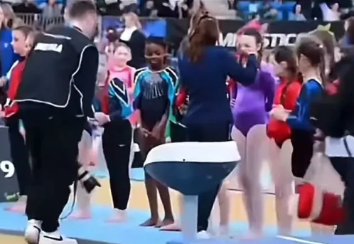 Ginasta negra é ignorada em distribuição de medalhas na Irlanda; Simone Billes reage