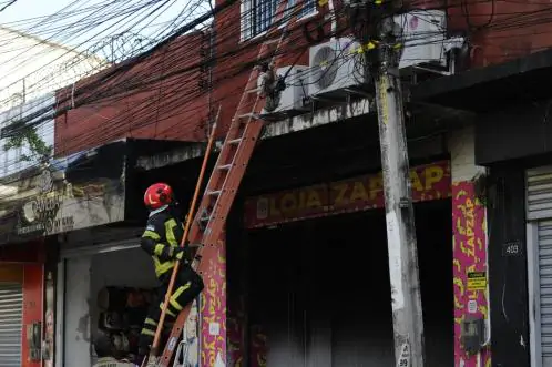 Incêndio atinge loja de roupa no bairro de São José, área central do Recife, na tarde desta segunda