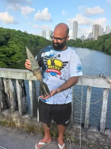 Homem "pesca" suposto míssil no Rio Capibaribe, no Recife; Bope desmonta artefato