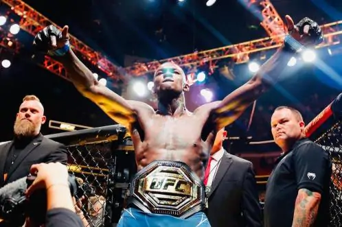 Ex-campeão do UFC, Israel Adesanya se declara culpado por dirigir alcoolizado