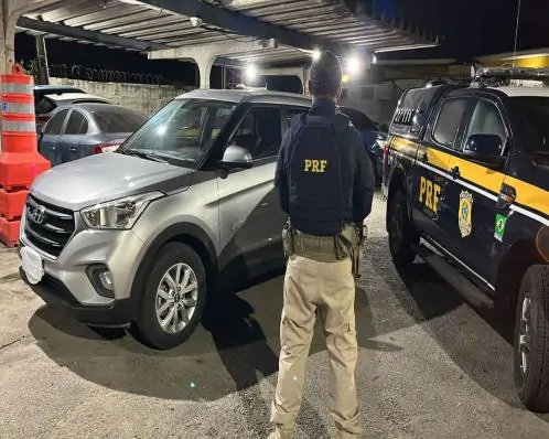 Mulher foge de agressor, pede ajuda à PRF às margens de BR no Recife e é resgatada