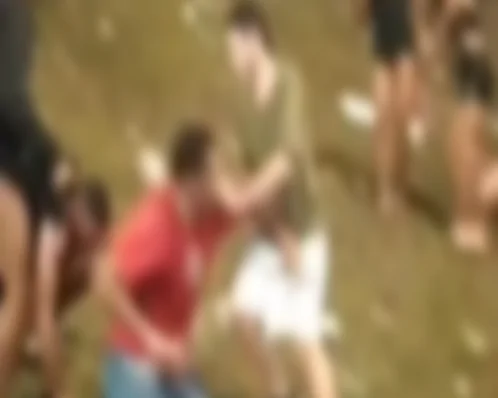 Desmaiado, homem é arrastado pelo chão e leva chutes na festa de aniversário de Igarassu