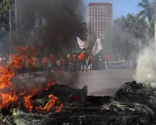 Protesto de entregadores por aplicativo bloqueia trânsito no Centro do Recife