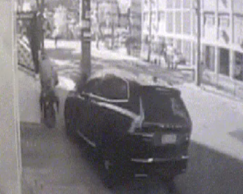 Motorista invade calçada e atropela três mulheres em calçada em Boa Viagem