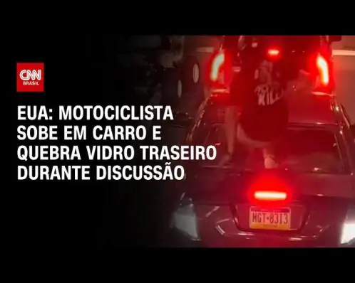 Motociclista sobe em carro e quebra vidro traseiro durante discussão nos EUA