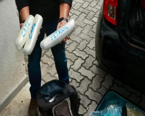 Polícia investiga embalagem de fentanil encontrada durante operação no Rio