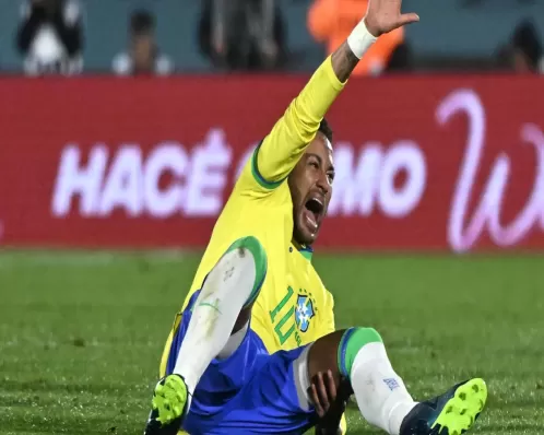 Neymar deixa estádio de muleta, e médico da Seleção comenta lesão; veja