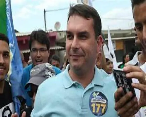 Professores processam Eduardo Bolsonaro por fala em que compara educadores a traficantes