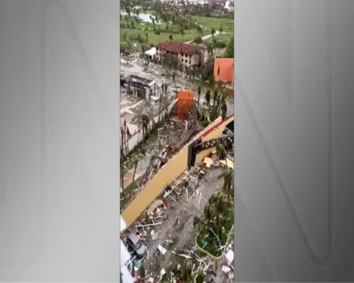 Homem mostra destruição um dia após furacão devastar região do México; veja imagens