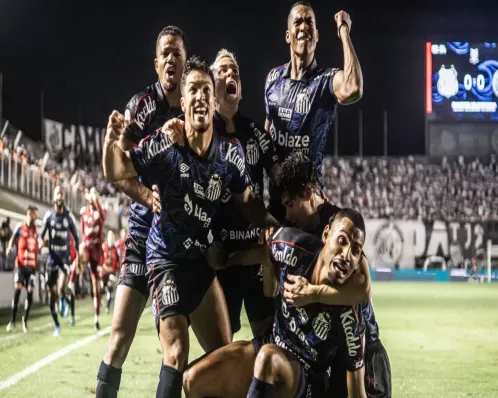 Santos deixa o Z4 após vitória sobre o Coritiba com Marcos Leonardo decisivo