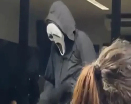 PM encontra canivete e aparelho de choque com fantasiado que causou tumulto em faculdade no Recife