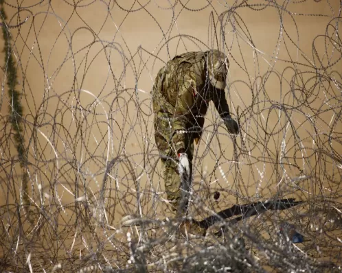 Justiça autoriza Texas a suspender remoção de arame farpado na fronteira com México