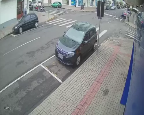 Ventania derruba idoso no chão em rua do interior do Paraná