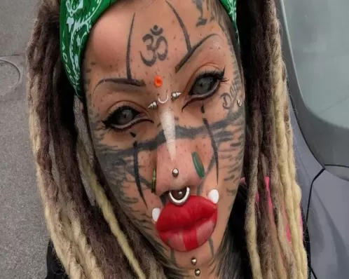 Mulher faz 20 procedimentos no corpo para se transformar em gata humana