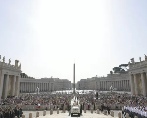 Vaticano diz; pessoas trans podem receber batismo e testemunhar em casamentos religiosos