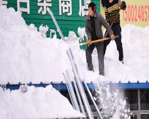 Na China, nevasca fora de época provoca destruição e mortes