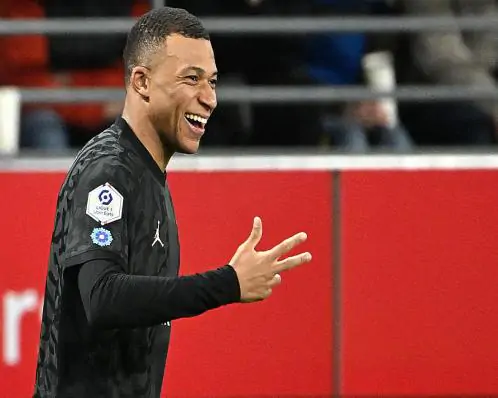 Com hat-trick de Mbappé, PSG vence Reims e é o novo líder do Francês