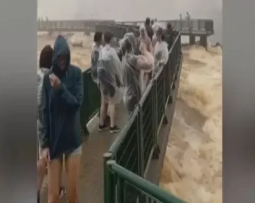 Passarela das Cataratas do Iguaçu é fechada por alta vazão do rio