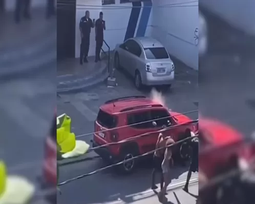 Imagem mostra policiais imóveis enquanto grupo depreda carro e tenta roubar moto no RJ