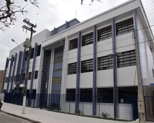 Professora admite ter beijado aluno de 14 anos e é demitida de escola no litoral de SP