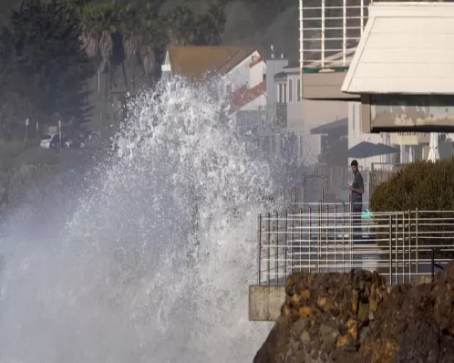 Ondas de até 12 metros de altura atingem Califórnia pelo 3º dia e deixam rastro de destruição