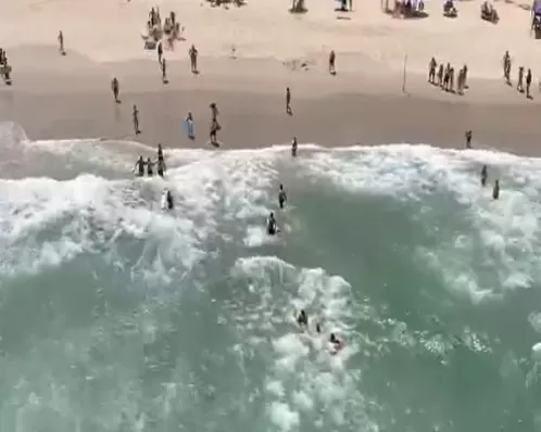 Imagem mostra resgate de quatro turistas arrastados pela correnteza em Ubatuba, no litoral de SP