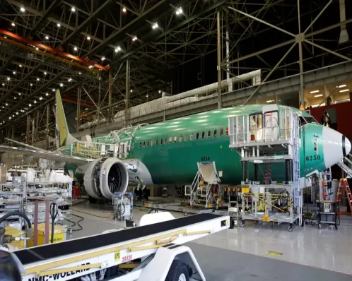 EUA suspendem uso do Boeing 737 MAX 9 após parte de fuselagem romper durante voo