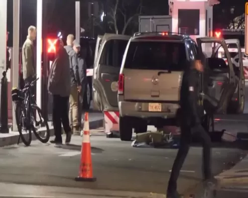 Carro bate contra portões da Casa Branca