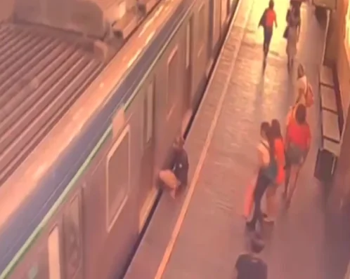 Após cair em plataforma, idoso tem a perna prensada por trem no Metrô do Recife