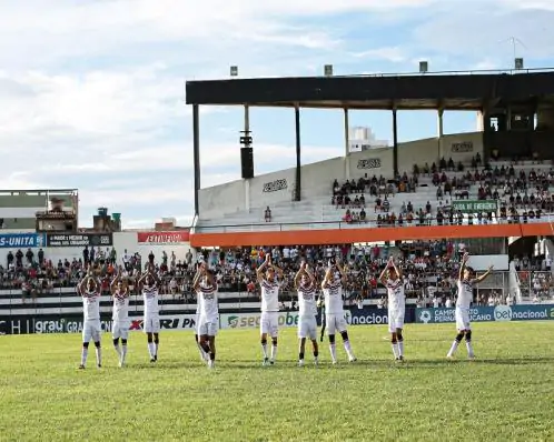 Cinco jogos sem perder x seis sem vencer: Santa e Central chegam às quartas do PE em fases opostas