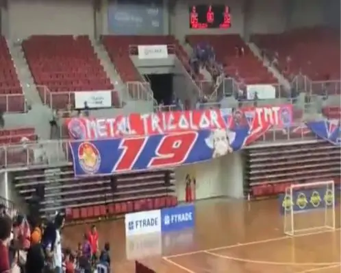 Uniformizadas do Fortaleza brigam entre si em jogo de futsal; clube suspende os grupos